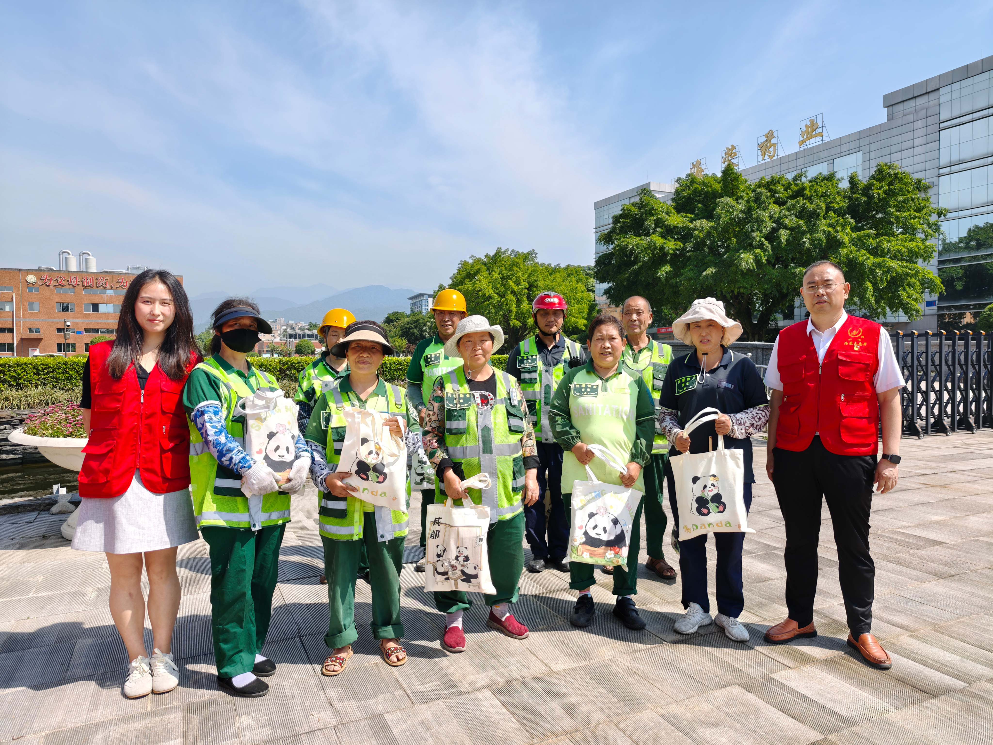 党建引领 | 开云网页版页面登录党（团）支部联合工会开展一线环卫工慰问活动